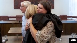 Альма Мустафич, дочь одного из погибших в Сребренице, радуется решению нидерландского суда