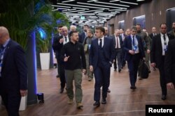 Presidenti ukrainas, Volodymyr Zelensky, majtas, me ideatorin e KPE-së, presidentin francez, Emmanuel Macron, në samitin e Budapestit.