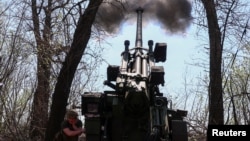 Український військовий веде вогонь із гаубиці Caesar на Донеччині, 18 квітня 2025 року