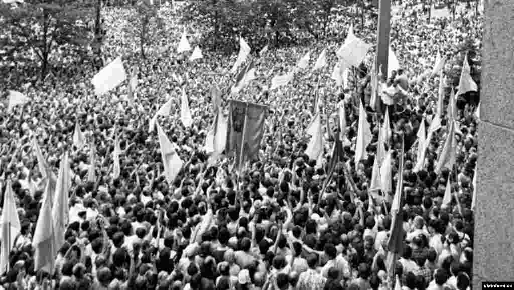 АРХІВНЕ ФОТО. Підняття українського національного прапора на прапорній щоглі біля будинку Київської міської ради на Хрещатику. Київ, 24 липня 1990 року