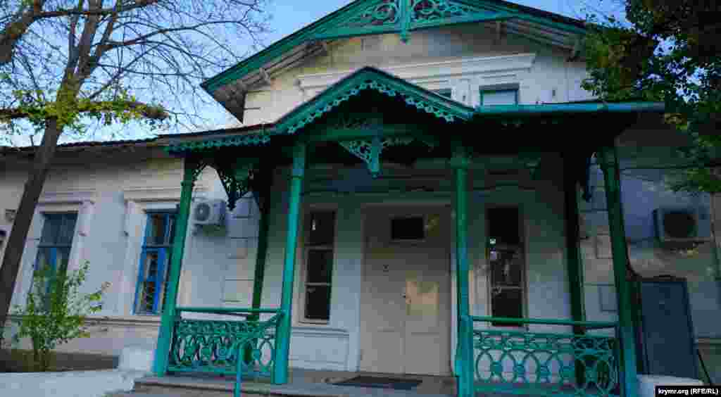 Городской парк примыкает к старейшему санаторию города «Саки». Его лечебно-диагностическое отделение располагается в здании 1884 года