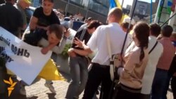 Учасників дніпропетровської ходи до Дня пам’яті та примирення закидали морозивом  Учасників дніпропетровської ходи до Дня пам’яті та примирення закидали морозивом