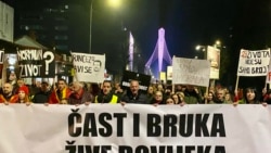 Demonstranti u Podgorici s crvenim trakama da se 'zacrvene odgovorni' Demonstranti u Podgorici s crvenim trakama da se 'zacrvene odgovorni'