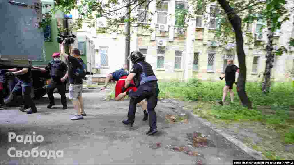 Тут поліцейські затримують ветерана війни на Донбасі Олександра Кір'якова