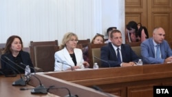 Кандидатите отляво надясно: Аделина Натина, Мария Даскалова, Стоян Петков и Петър Коев