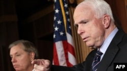 Республиканец Джон Маккейн, сенатор от штата Аризона с 1987 года