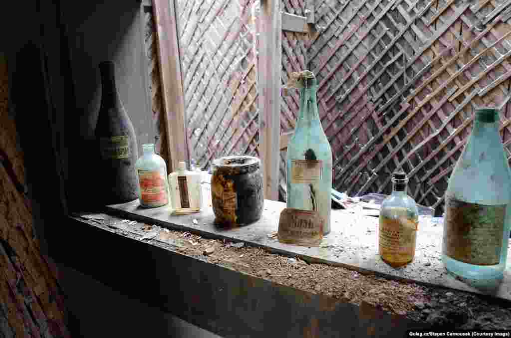 Черноушек рассказал Радио Свобода, что эта поездка открыла ему глаза: "Там были письма узников ГУЛАГа... предметы обихода жизни в лагере. Это было удивительно, я не могу себе представить, чтобы нацистские лагеря в Европе были вот так заброшены".