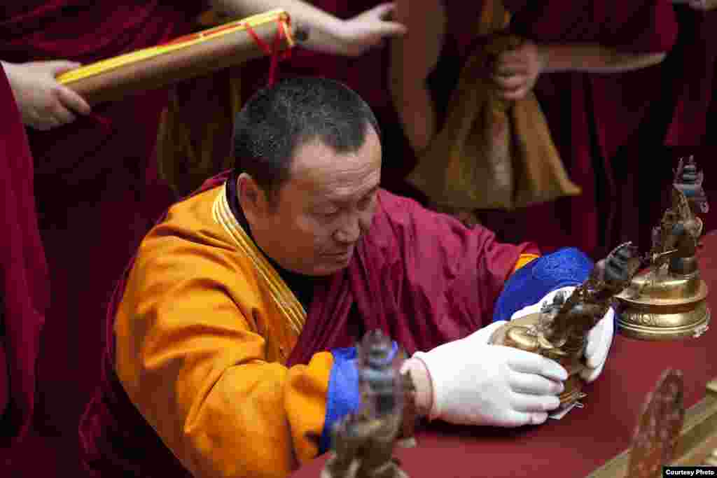 В 1913 году XII Пандито Хамбо Лама Даша Доржо Итигэлов преподнес сакральные подарки Николаю II и его семье в связи с 300-летием Дома Романовых. Часть этих предметов хранится в бронированной Особой кладовой Российского этнографического музея в Петербурге.