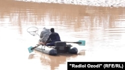 Мадина Ҳалимова худрову фарзандонашро ба ин рӯдхона дар ноҳияи Фархор андохтааст.