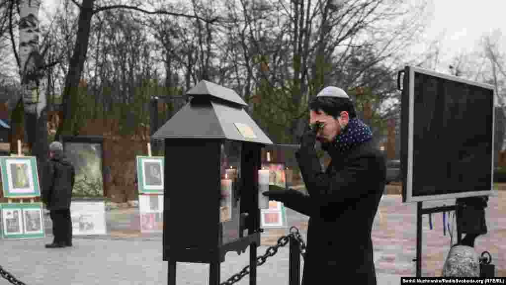 Учасники заходу взяли участь у поминальній молитві і запалили свічки пам'яті