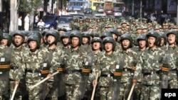 Солдати китайської служби безпеки під час патрулювання в місті Урумчі, 8 липня 2009 року