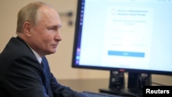 Владимир Путин голосует через систему ДЭГ – дистанционного электронного голосования