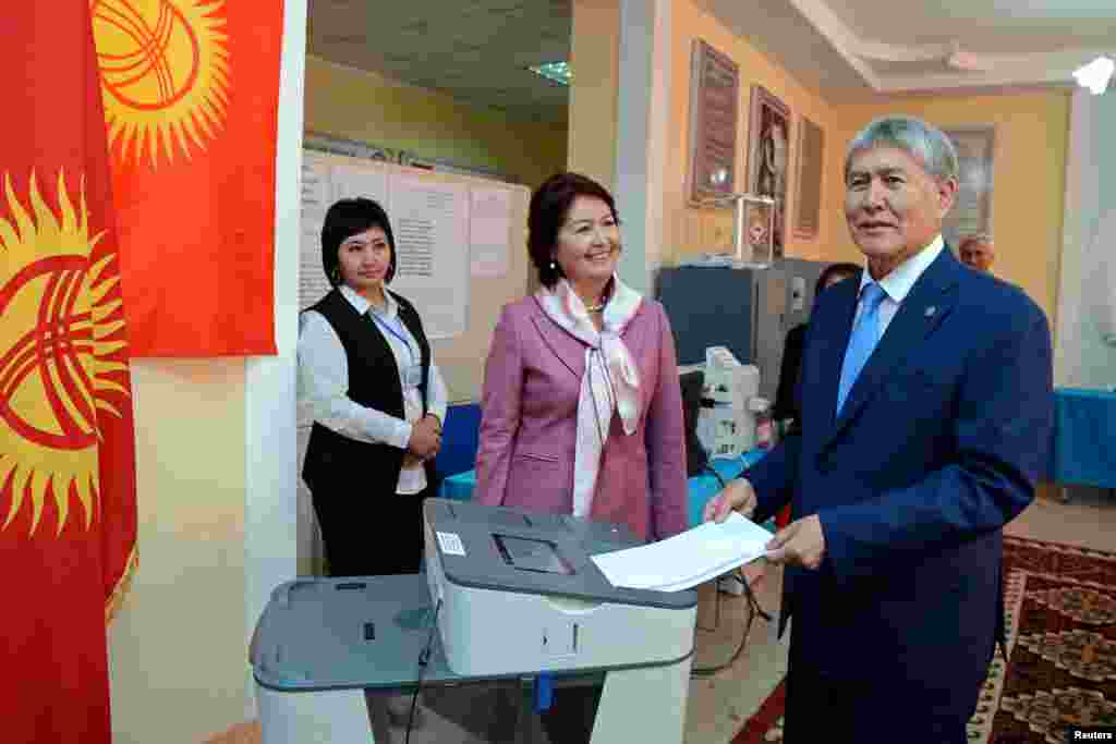 У Киргизстані проходять вибори президента. По всій країні відкриті близько 2,5 тисячі дільниць. Нинішній глава Киргизстану Алмазбек Атамбаєв голосує