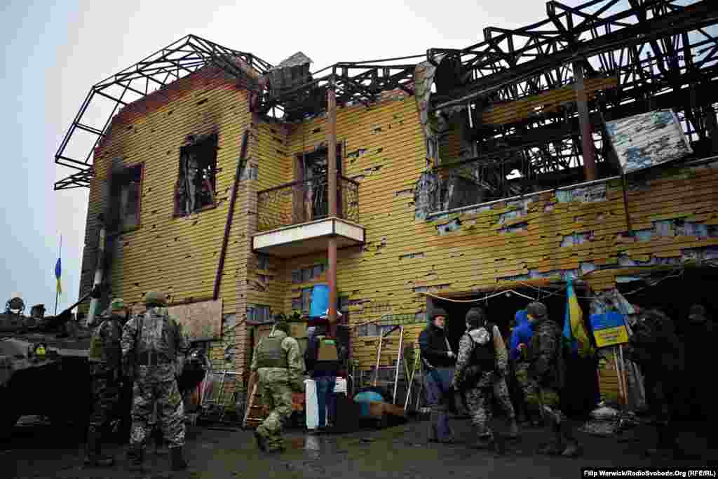 Группа военных стоит у «Позиции 18». Это здание, расположенное на передовой, последние месяцы находится под постоянными обстрелами