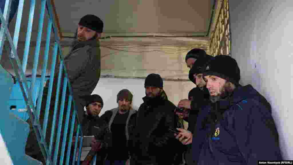 В это время в квартире Курбединова маме Курбединова стало плохо. Ей вызывали скорую, врач сказал, что «состояние нормальное»