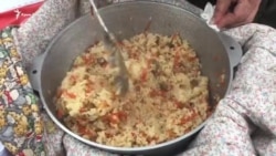 Обед для тех, кто пришел поддержать Ахтема Чийгоза в Симферополе (видео) Обед для тех, кто пришел поддержать Ахтема Чийгоза в Симферополе (видео)