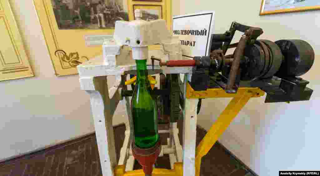 Экспонат музея – мюзлевочный аппарат, с помощью которого проволочной уздечкой (мюзле) прикрепляли пробку к горлышку бутылки с шампанским