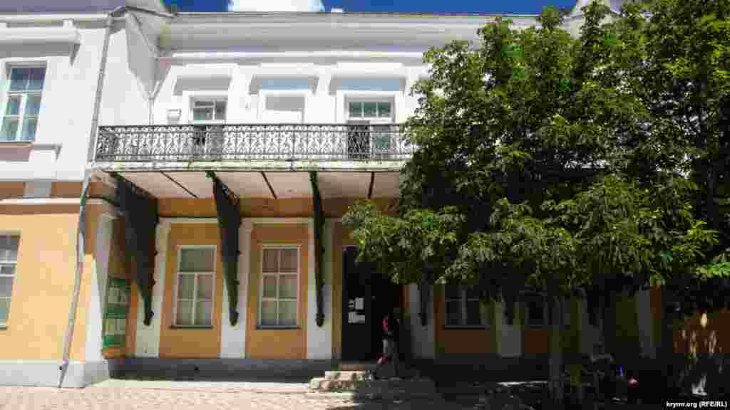 Сегодня музей занимает уже не только дом художника по адресу ул. Галерейная, 2, но и особняк его сестры Екатерины на улице Галерейная, 4. Здесь находится вторая часть музейного комплекса, в которой представлены работы самого художника, а также Максимилиана Волошина, Константина Богаевского и внука Айвазовского Михаила Латри.  Зимой прошлого года российские власти решили провести «реставрацию» картинной галереи, поэтому в данный момент она закрыта. В июле нынешнего года картины художника-мариниста перевезли из Феодосии в Музей героической обороны и освобождения Севастополя, где их будут экспонировать до ноября 2021 года