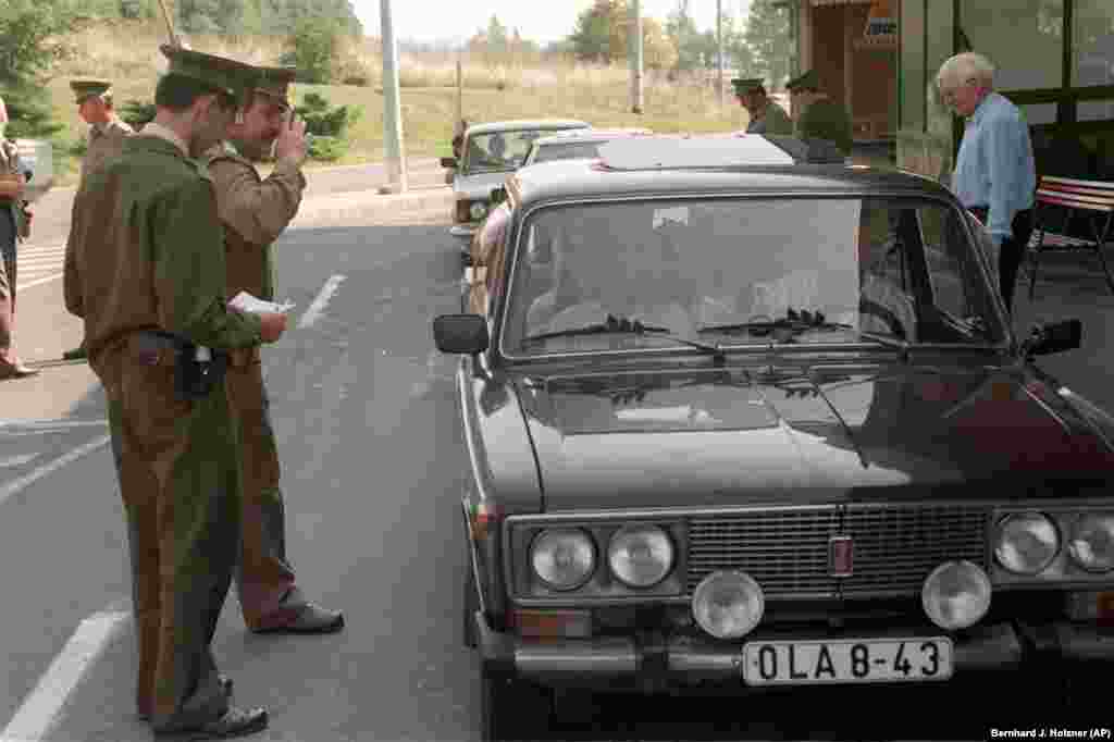 Угорські прикордонники перевіряють паспорти німців зі Східної Німеччини, 11 вересня 1989 року