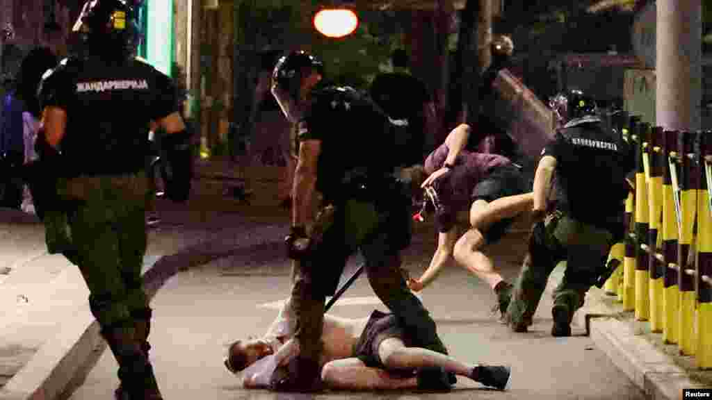 Srpski policajci hapse demonstrante u Beogradu tokom antivladinog protesta studenata i drugih demonstranata, koji zahtevaju vanredne izbore.