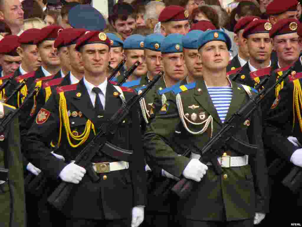 Організатори кажуть, що підрозділи Російської Федерації та Республіки Білорусь прибули на український парад без зброї, тож вони маршируватимуть Хрещатиком із українськими автоматами.