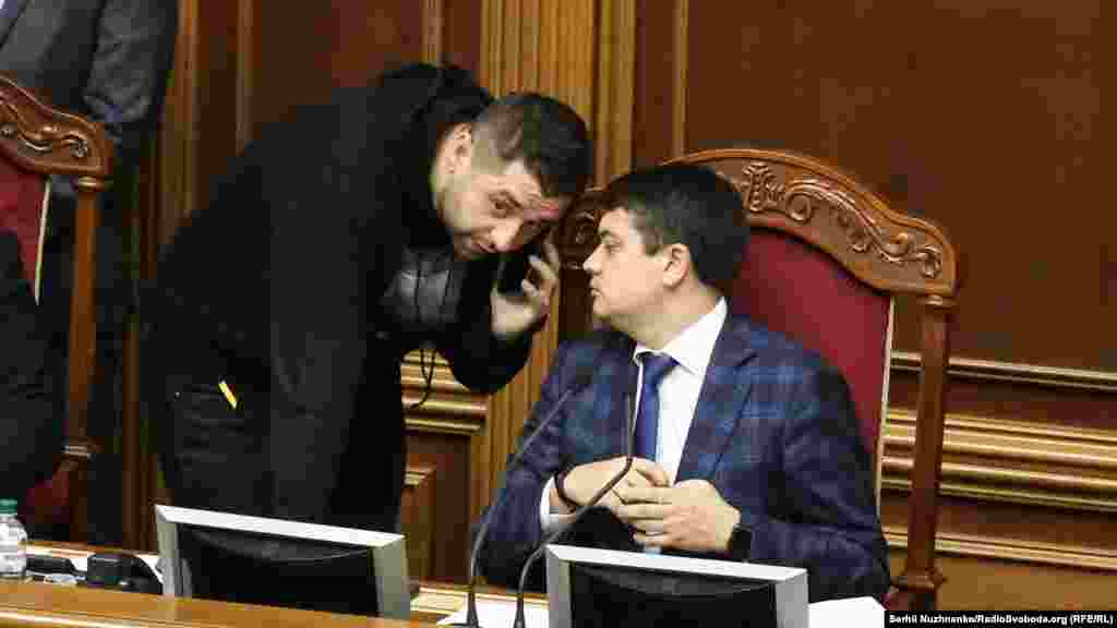 Голова фракції «Слуга народу» і голова парламенту спілкуються з кимось телефоном під час розгляду законопроєкту. Пізніше у коментарі Радіо Свобода Давид Арахамія признається, що вони з Дмитром Разумковим спілкувалися з президентом України Володимиром Зеленським. За словами Арахамії, очільник країни цікавився, чому блокують трибуну і чи рухається законопроєкт.