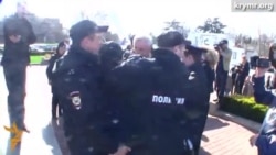 В Севастополе полиция разогнала митинг В Севастополе полиция разогнала митинг