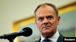 «Рональд Рейган, який допоміг мільйонам з нас відвоювати нашу свободу і незалежність, сьогодні, мабуть, перевертається в могилі. Ганьба вам» – Дональд Туск