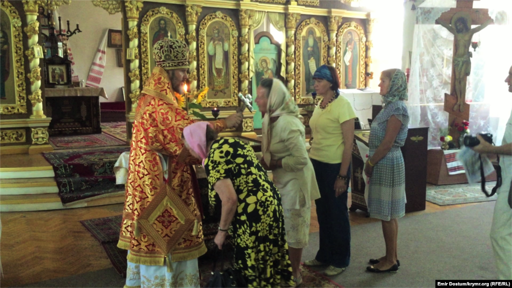 А в симферопольском Кафедральном соборе святых равноапостольных Владимира и Ольги  Украинской Крымской епархии УПЦ КП 24 августа 2015 года прошел праздничный молебен по случаю Дня Независимости Украины