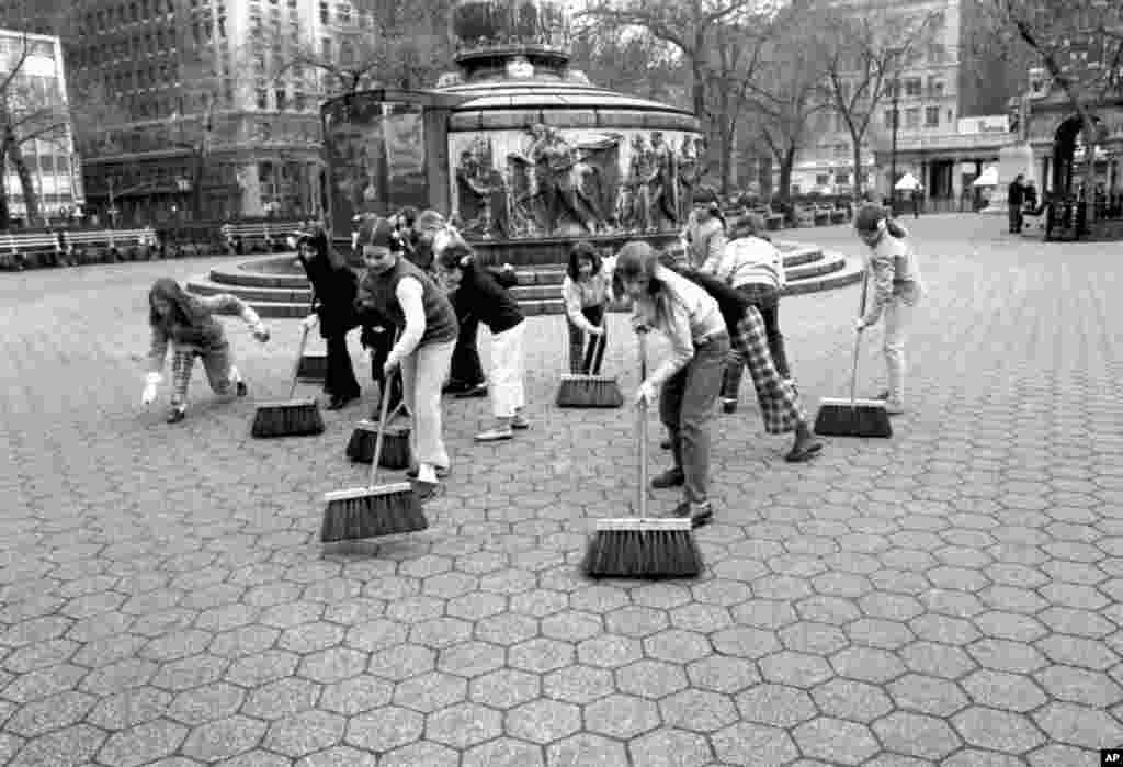 Діти із Монастиря Святого Серця (школи) у Нью-Йорку прибирають пам’ятник на Юніон-сквер, 22 квітня 1970 року