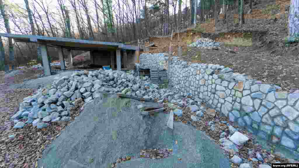 За заборами продолжают «вгрызаться» в могабскую землю ради еще одного объекта недвижимости