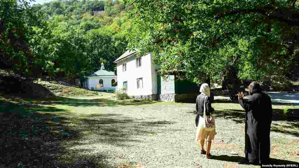 Только спустя почти 70 лет после закрытия большевиками Космо-Дамиановский монастырь был возрожден и зарегистрирован как мужской (до закрытия он был женским) 