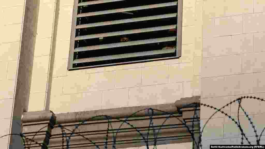 Из посольства к пикетчикам никто не выходит. Неизвестные люди наблюдают за происходящим из окна  