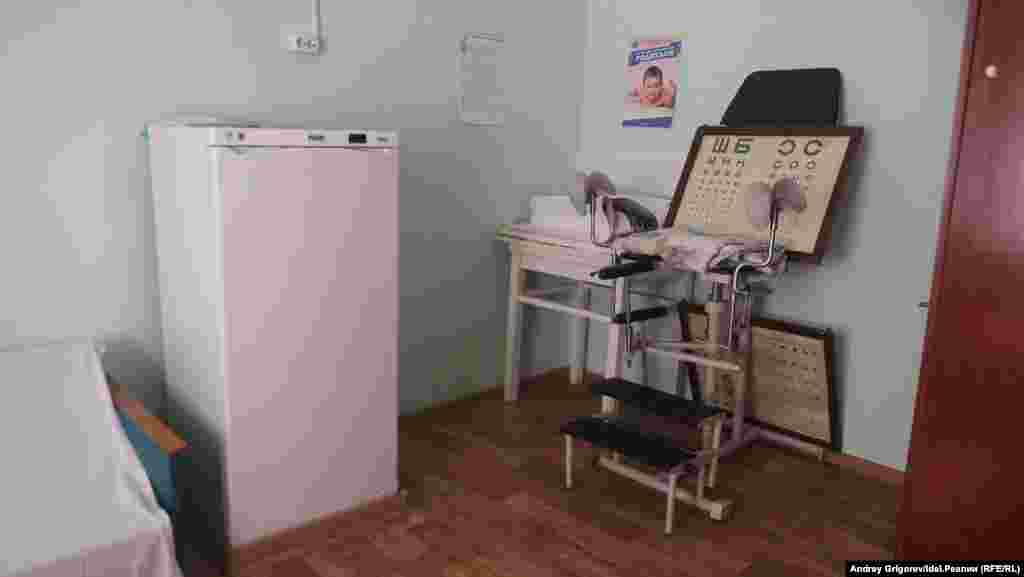 Вместе с  тем при школе, например, работает фельдшерский пункт — также единственный на весь Шуран — превратить его в комфортабельный кабинет охранный статус здания не помешал. То же самое — и с современными санузлами, появившимися в здании. 