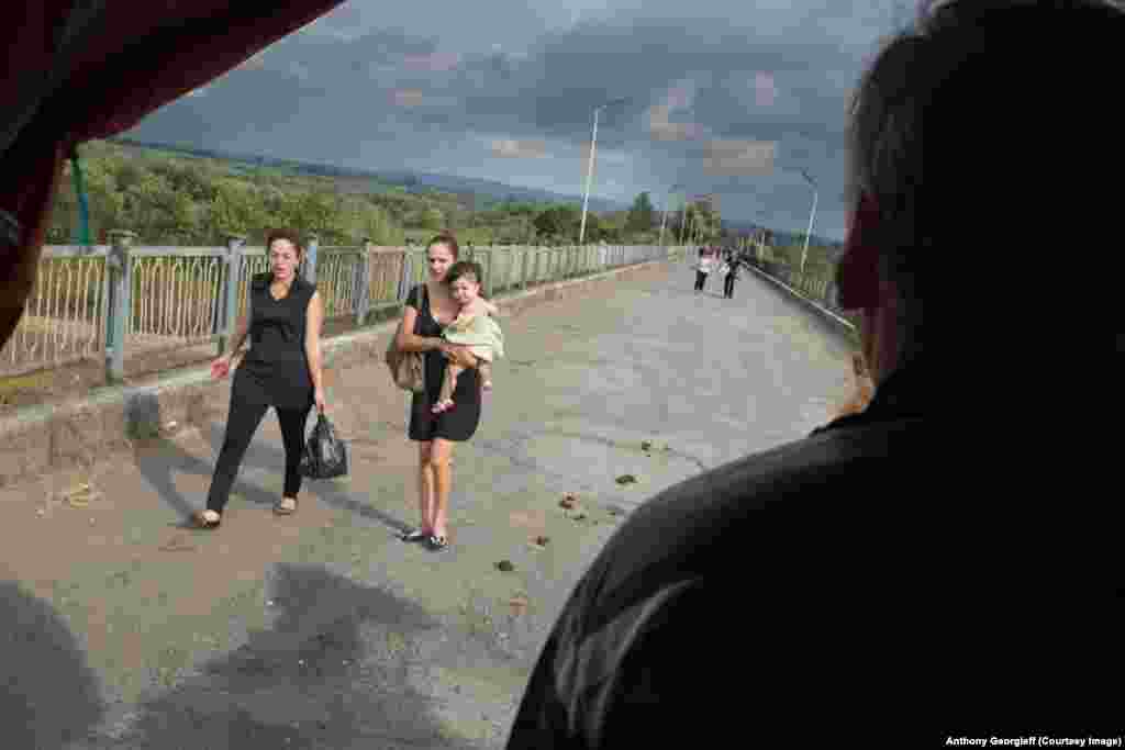 Те, кто не может позволить себе поездку, идут через мост пешком. Границу патрулируют около трех с половиной тысяч российских военнослужащих.  