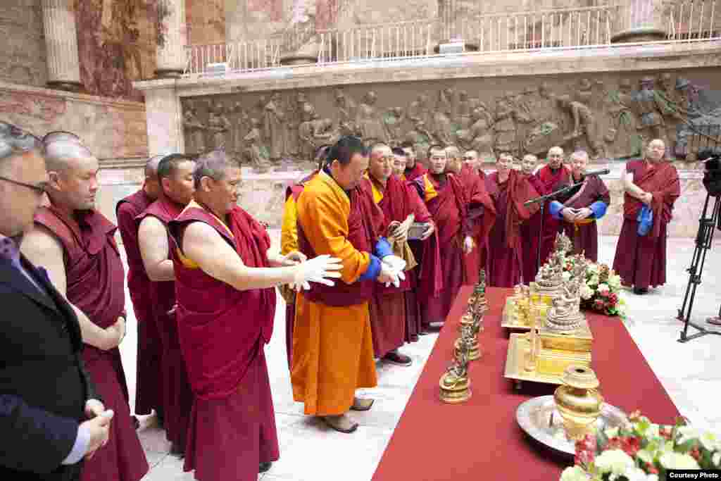 В 2011 году исполнилось 270 лет с момента официального признания буддизма одной из религий Российской империи. В этой связи Петербург, где расположен самый северный в мире дацан, посетила делегация из Бурятии, центра российского буддизма.