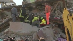 Спасатели ищут выживших после землетрясения в Италии (видео) Спасатели ищут выживших после землетрясения в Италии (видео)