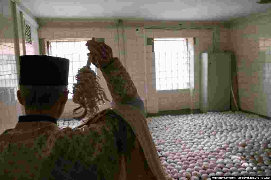 Освячені пасочки роздали ув'язненим. Паску в руки отримав кожен з близько 2500 ув'язнених