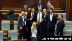 Депутати Косова роблять селфі після голосування за припинення своїх повноважень. Приштина, 22 серпня 2019 року