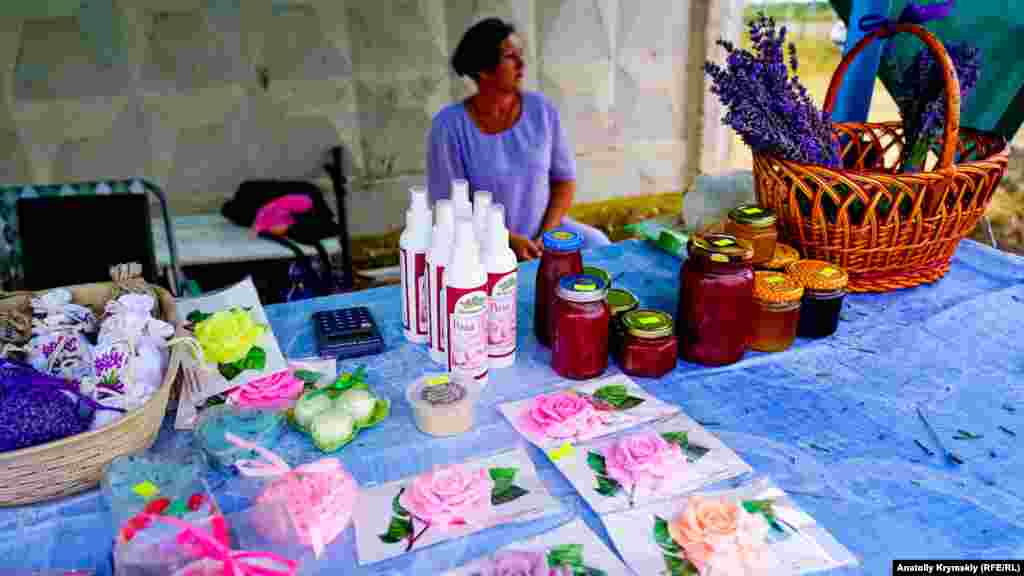 Недавно «Крым-Аромат» собрал урожай чайной розы. И теперь изделия из нее – мыло, варенье и другое – продают прямо перед лавандовым полем