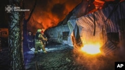 Пожежники намагаються загасити пожежу після російської атаки в Харкові, Україна, 27 березня 2025 року