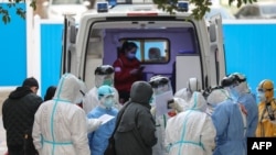 Пацієнтів готують до перевезення з госпіталю номер 3 в Ухані до новозбудованої лікарні Гушеншан, 4 березня 2020 року