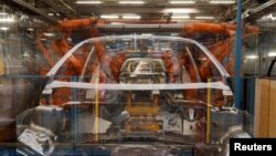 На 2013 год Европейская комиссия прогнозирует сокращение объемов экономики еврозоны, едва вышедшей из рецессии, на 0,4%