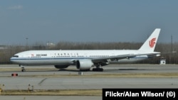 Севший в Нижневартовске Boeing 777 авиакомпании Air China в аэропорту Пекина, архивное фото