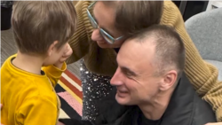 «Тягар із плечей»: звільнений журналіст Радіо Свобода Кузнечик знову з родиною
 «Тягар із плечей»: звільнений журналіст Радіо Свобода Кузнечик знову з родиною