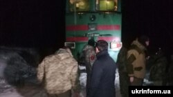 Ветерани АТО на залізничній колії під час перекриття залізничної гілки Луганськ-Попасна в рамках торгової блокади окупованих територій Донбасу, Луганська область, 25 січня 2017 року