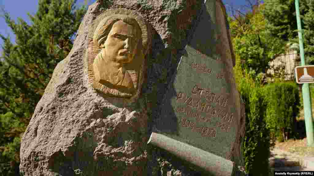 Надгробный памятник украинскому поэту, литературному переводчику, медику Степану Руданскому (1834-1873) на ялтинском Поликуровском мемориальном кладбище. В Ялте он совмещал обязанности городского врача, заведующего больницей, карантинного врача в морпорту, врача Ялтинского уезда. Перевел на украинский язык «Илиаду» Гомера, «Слово о полку Игореве», поэму «Демон» Михаила Лермонтова, старогреческую пародию «Батрахомиомахия». Руданский также автор слов популярных украинских песен «Повій вітре на Вкраїну», «Гей-гей воли! Чого ж ви стали», «Не дивуйтесь добрi люди» и других