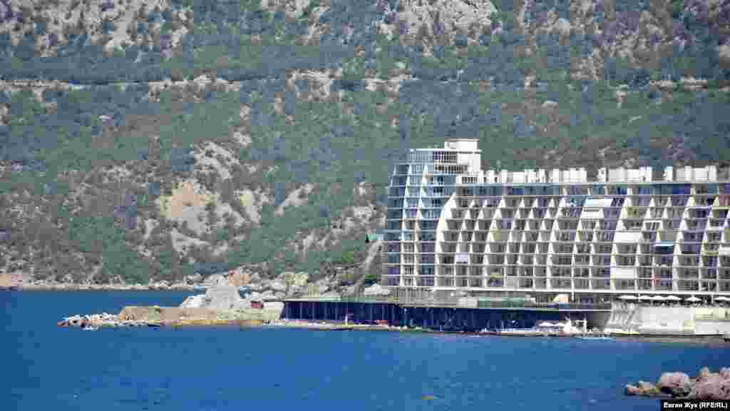 Комплекс «Бухта мечты» на берегу залива построен киевским ООО «Научно-производственная фирма «Реле». Российские власти с 2015 года регулярно пытаются его закрыть