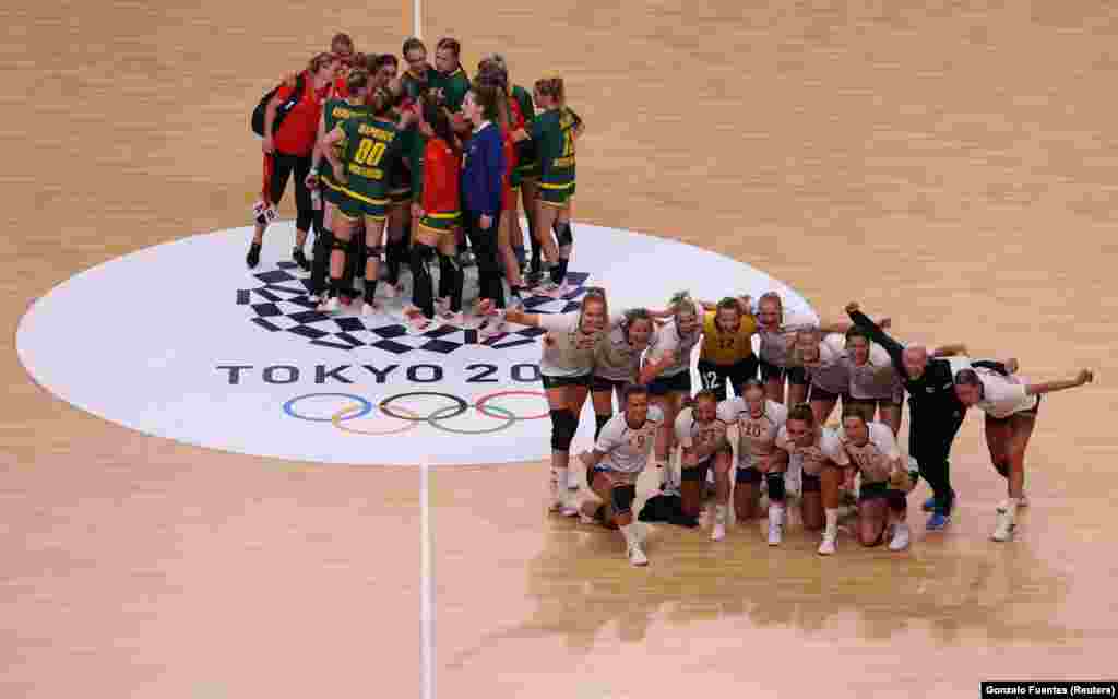 Гравчині Норвегії святкують після гандбольного матчу з Чорногорією. Токіо, Японія, 29 липня 2021 року