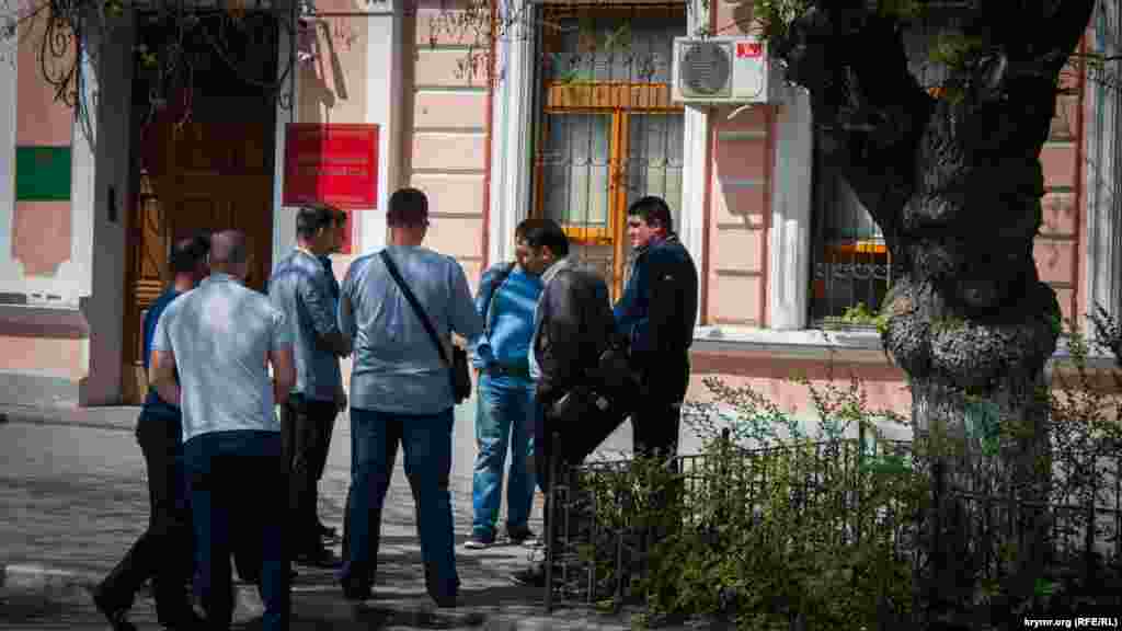 В день очередного заседания суда – солнечная и жаркая погода, поэтому пришедшие поддержать фигурантов дела люди прячутся от солнца